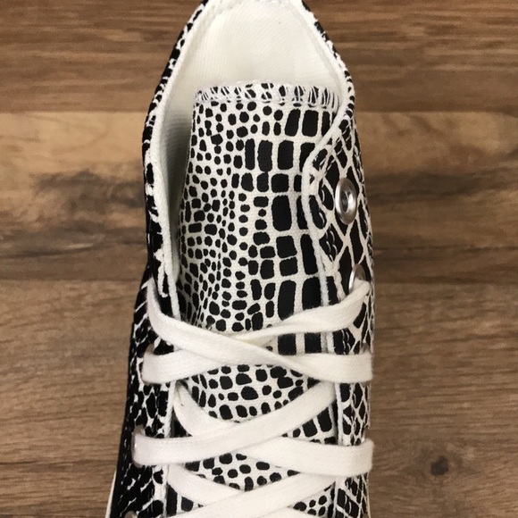 CONVERSE CTAS HIGH TOP BRAND NEW size junior 4 = size 6 women's.size5=size 7wome - Picture 10 of 15